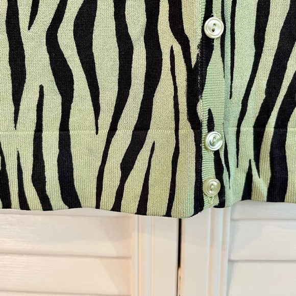 CITY SILK, LIGHTWEIGHT, BUTTON DOWN SWEATER. SIZE S. - Picture 4 of 4